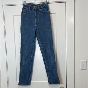 Chic vintage Blue Straight Leg Jeans size 7. In great condition!
